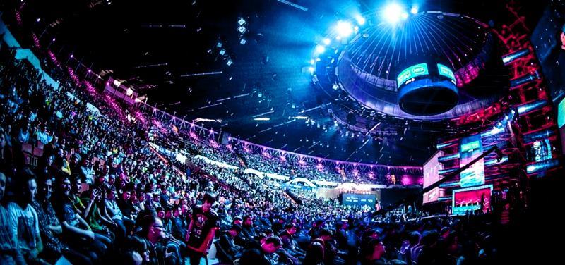 Eine Fan-Arena bei einem E-Sport-Turnier